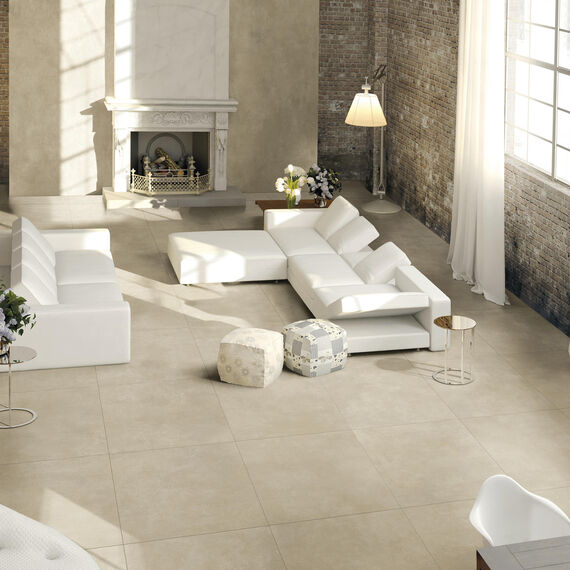 Lichte woonkamer met tegelvloer in vriendelijke betonoptiek, La Fabbrica Ava Skyline Beige.