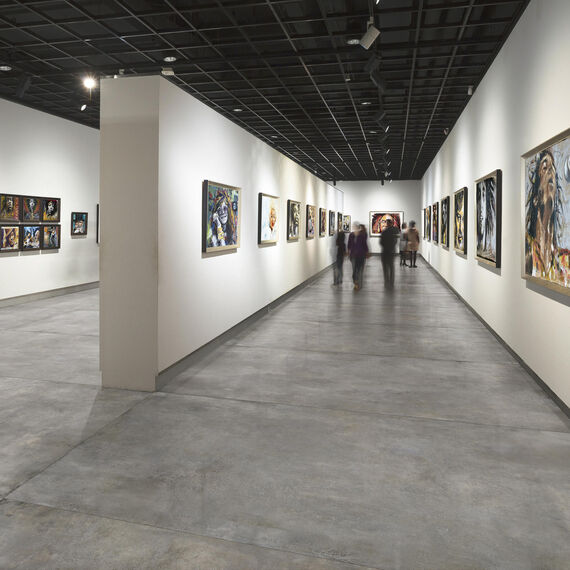 Kunsttentoonstelling met modern tegelvloer in betonlook, La Fabbrica Ava Skyline.