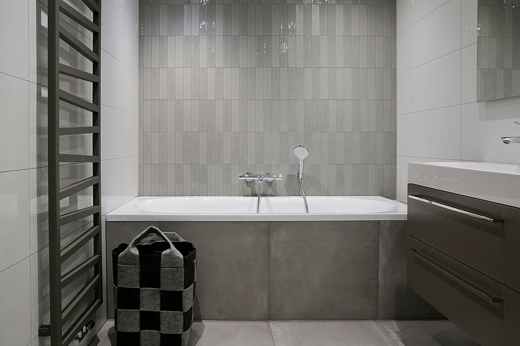 lichte frisse badkamer emil ceramica totalook grigio 6x24 margres tool light grey 60x60 enmon niveo blanco 30x60