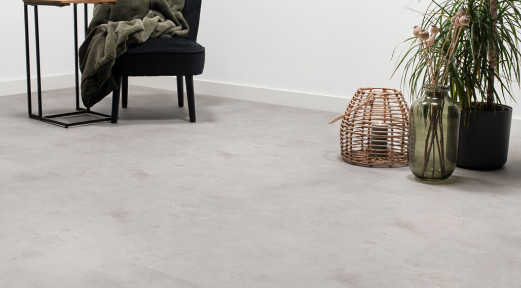 Floer-Tegel-Click-PVC-Betonlook-Lichtgrijs-sfeer-perspectief