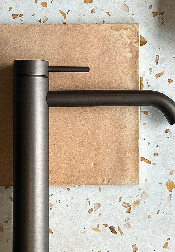 Detailshot kraan tuscany bronze, emilceramica forme rosato, revoir paris re-bel caramel