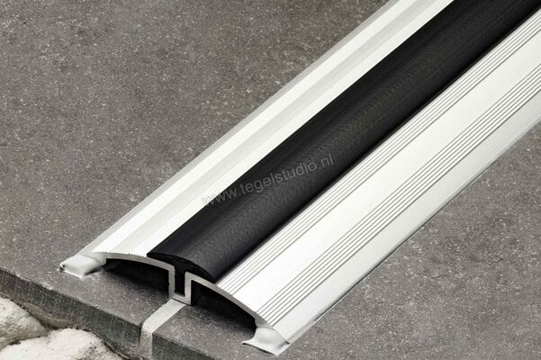  Schlüter Systems SHOWERPROFILE-WSC Lip Halfronde lip PVC GS - grafietzwart Sterkte: 1 mm Breedte: 16 mm Lengte: 1 m SPWSC16GS/100 | 322303